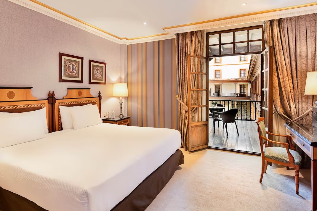 Premium Room with terrace and Patio de la Reina view