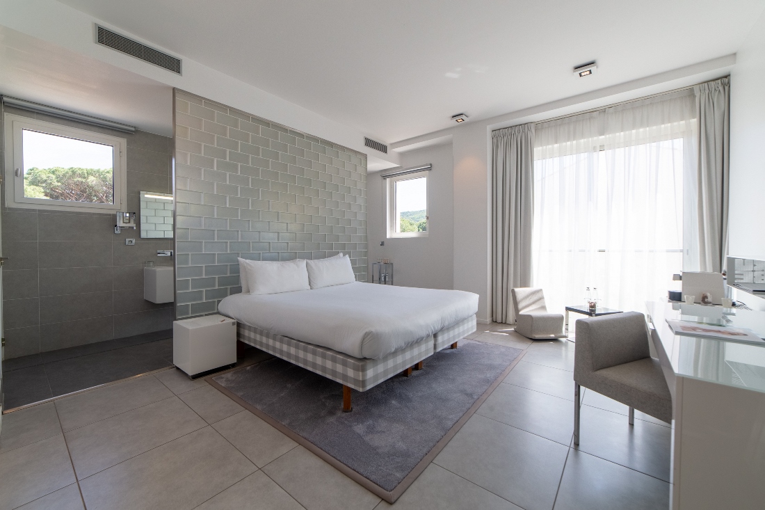 WHITE ROOM