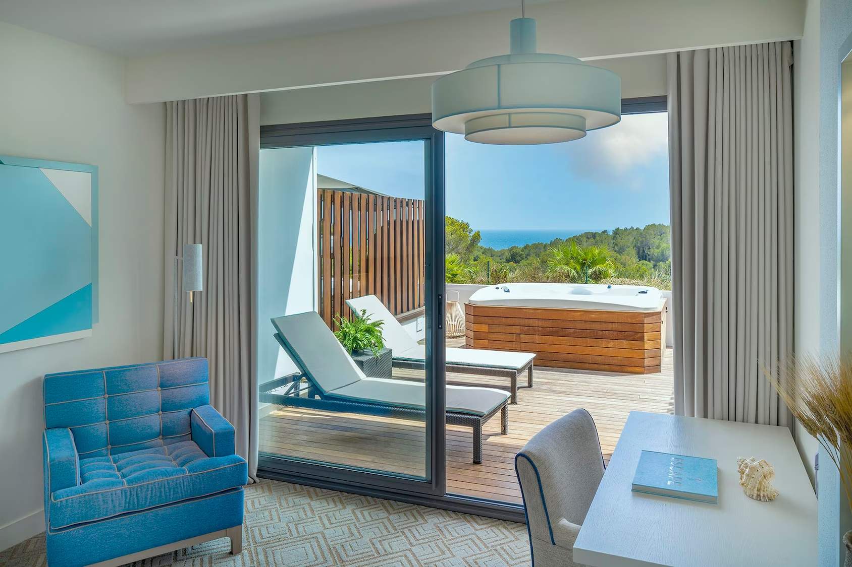 Deluxe Mediterrani con bañera de hidromasaje y terraza