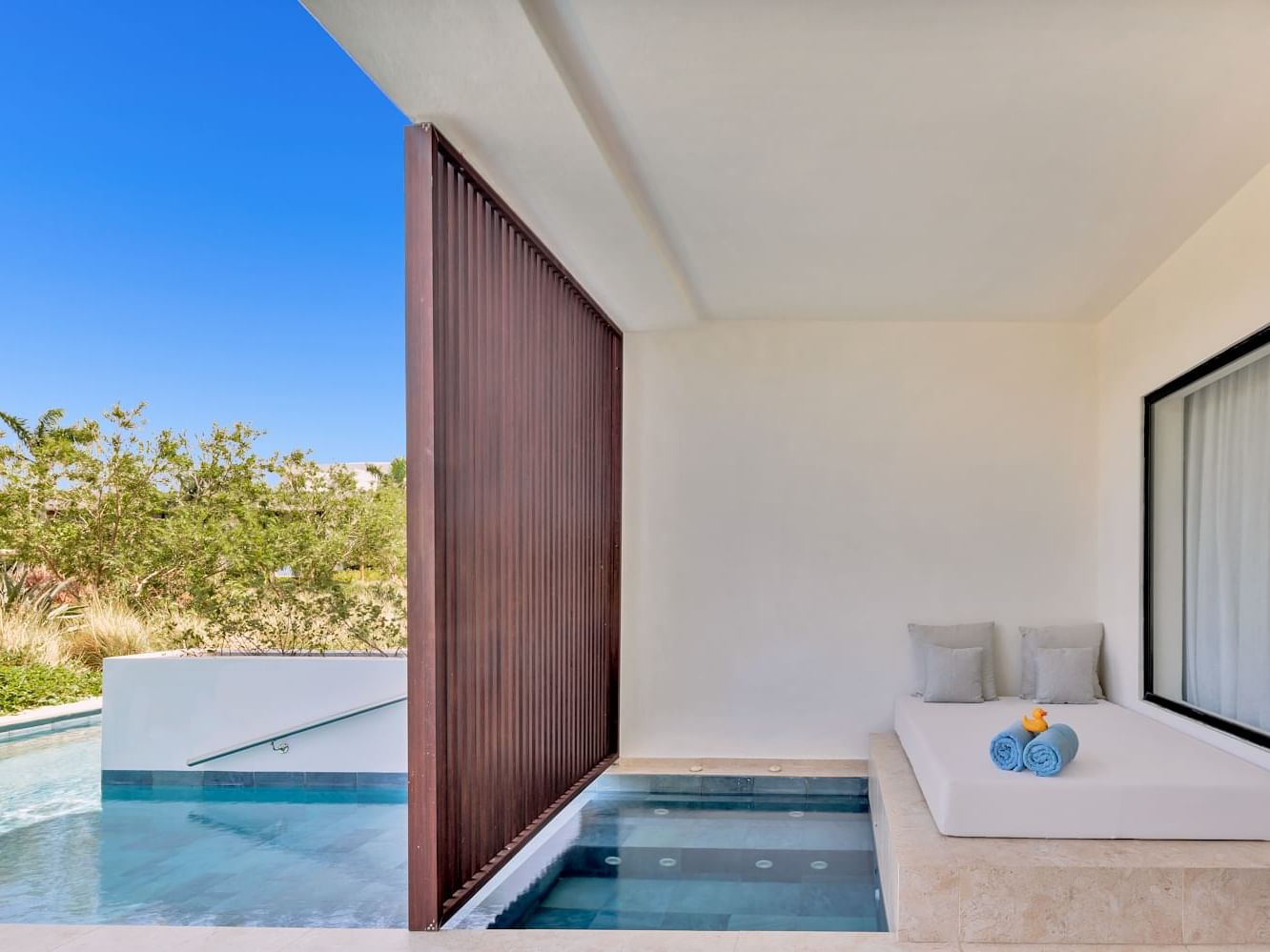 Aqua Junior Suite Swim-Up Pool View