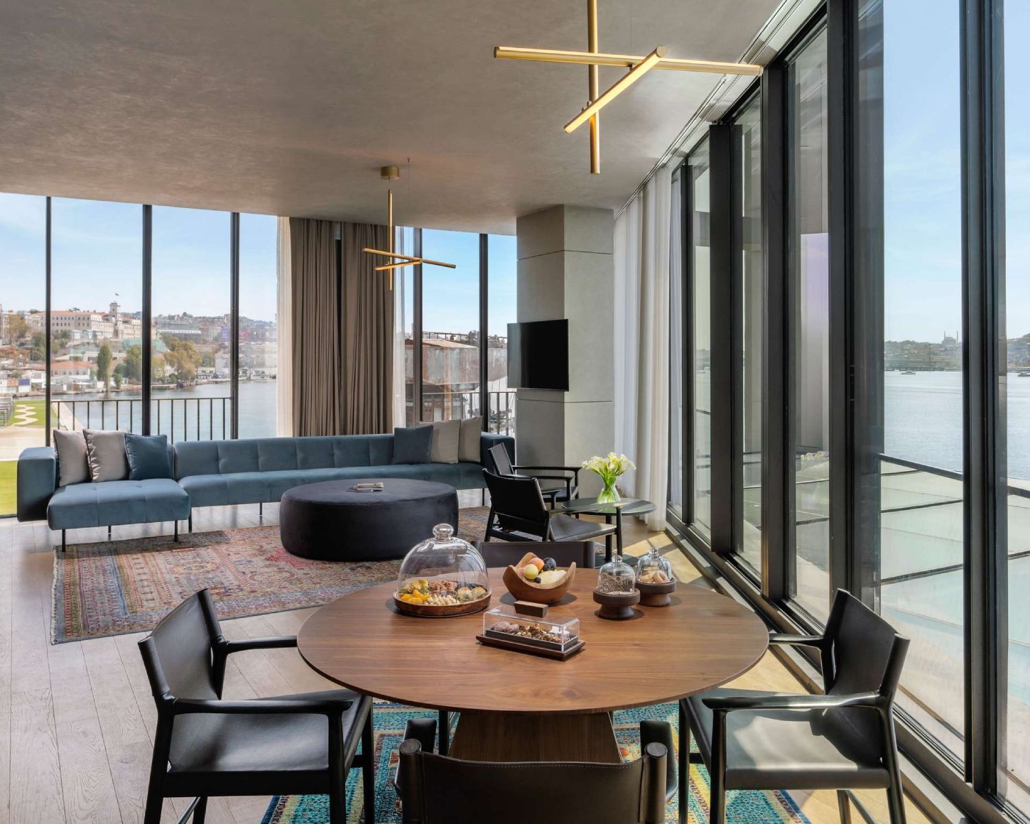 One Bedroom Corner Suite with Sea View