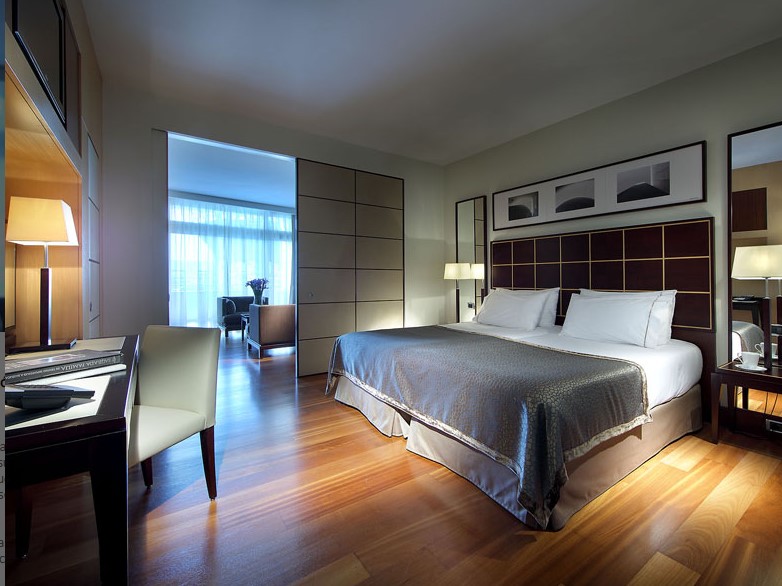CITY SUITE WITH CITY VIEWS