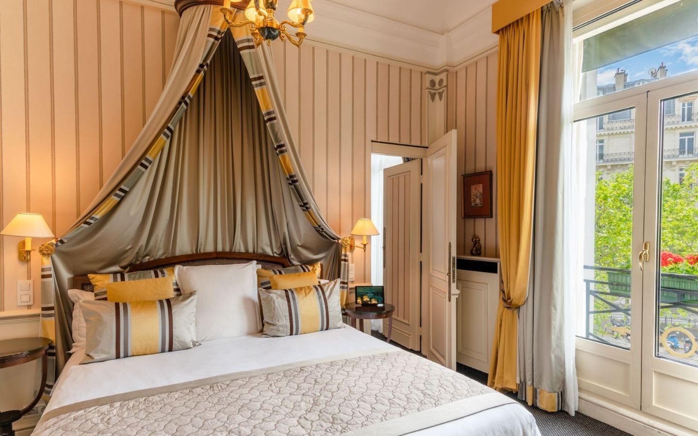 Connecting room
