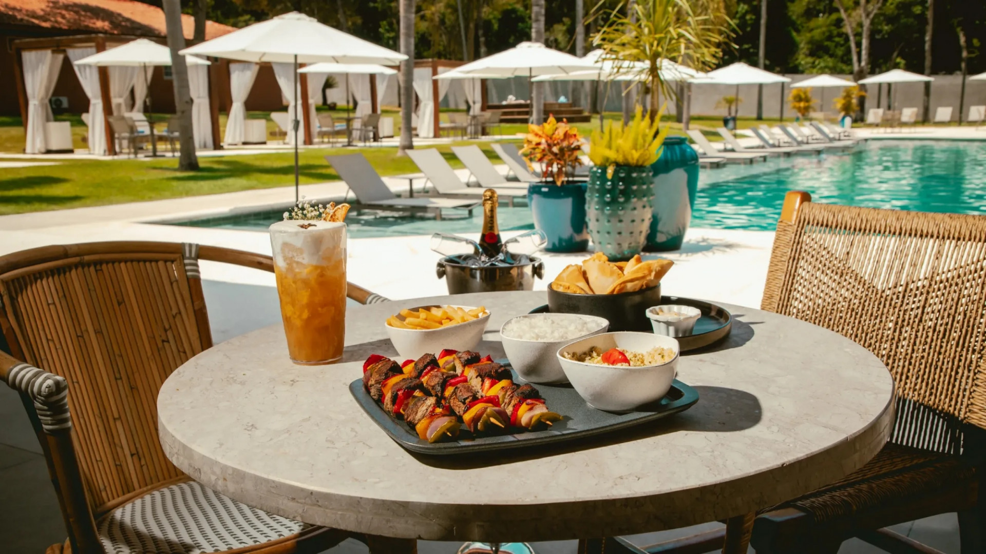 Pool Bar