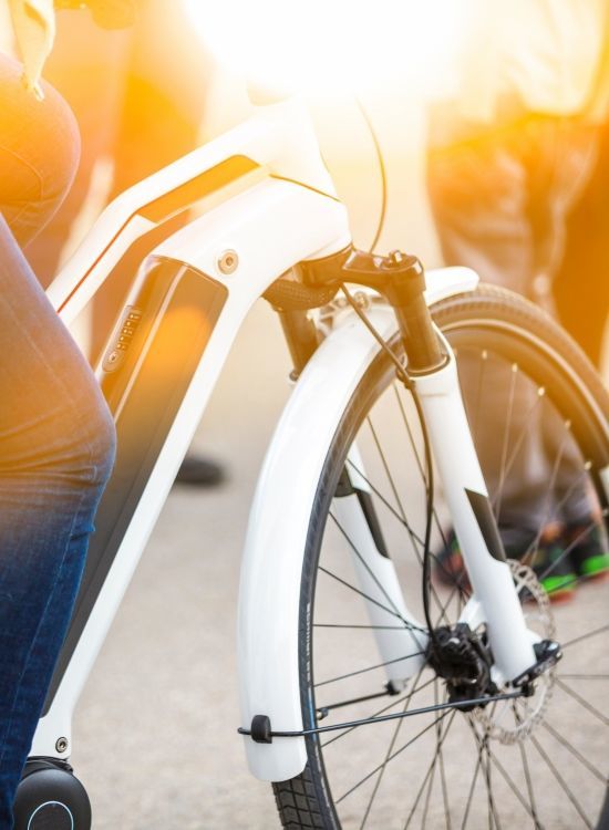 Pasear en bicicleta eléctrica