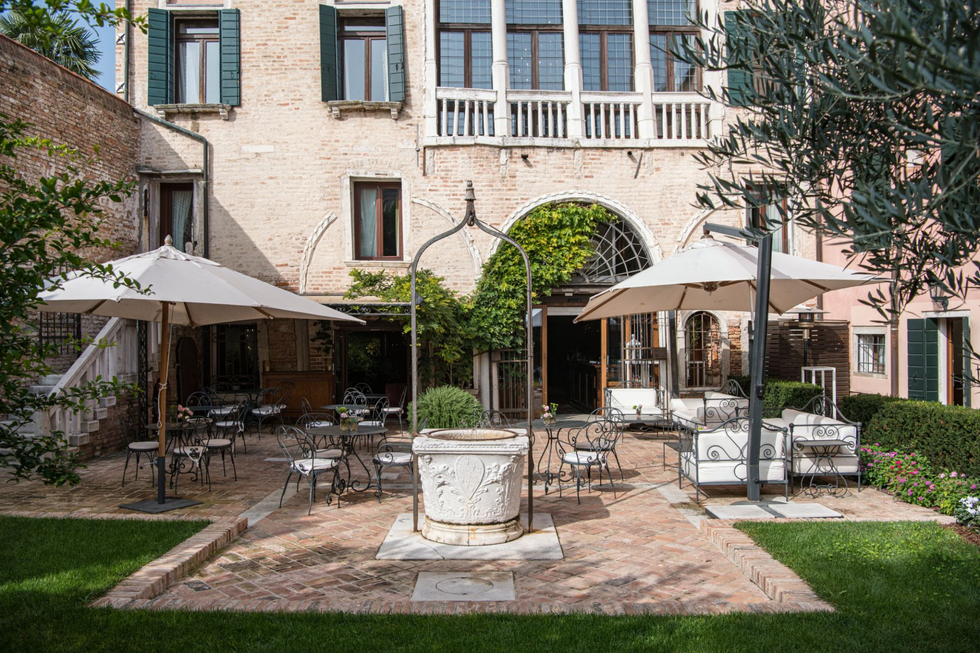 Garden & Bar