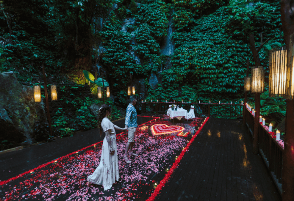 Romantic dining by the river